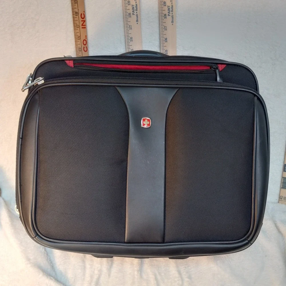 Wenger Swiss Gear Rolling Travel Carry On Laptop Briefcase Bag 17 X 14 Inch